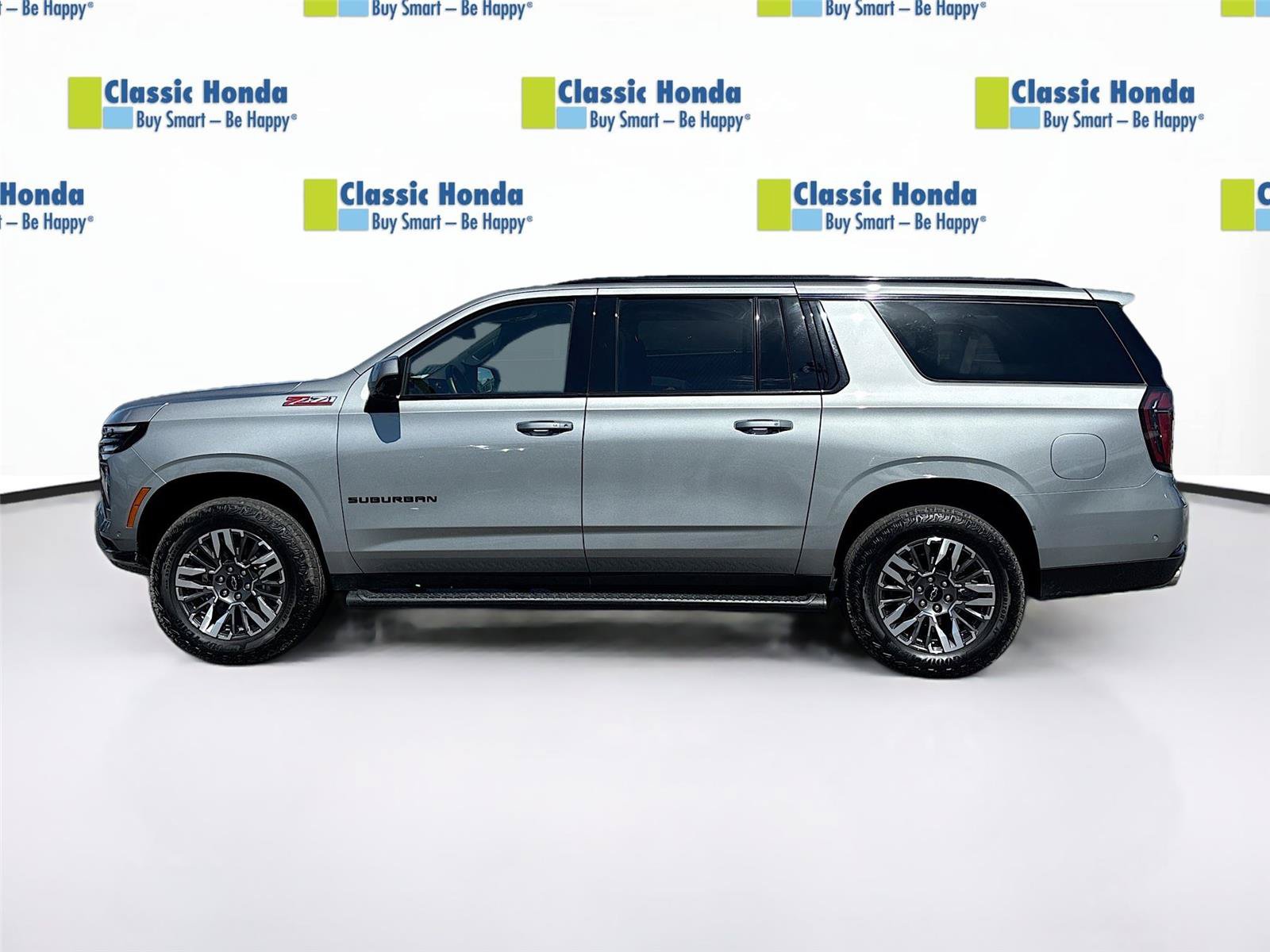 Used 2025 Chevrolet Suburban Z71 AWD/4WD image 4
