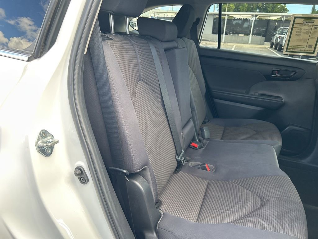 Used 2023 Toyota Highlander L image 27