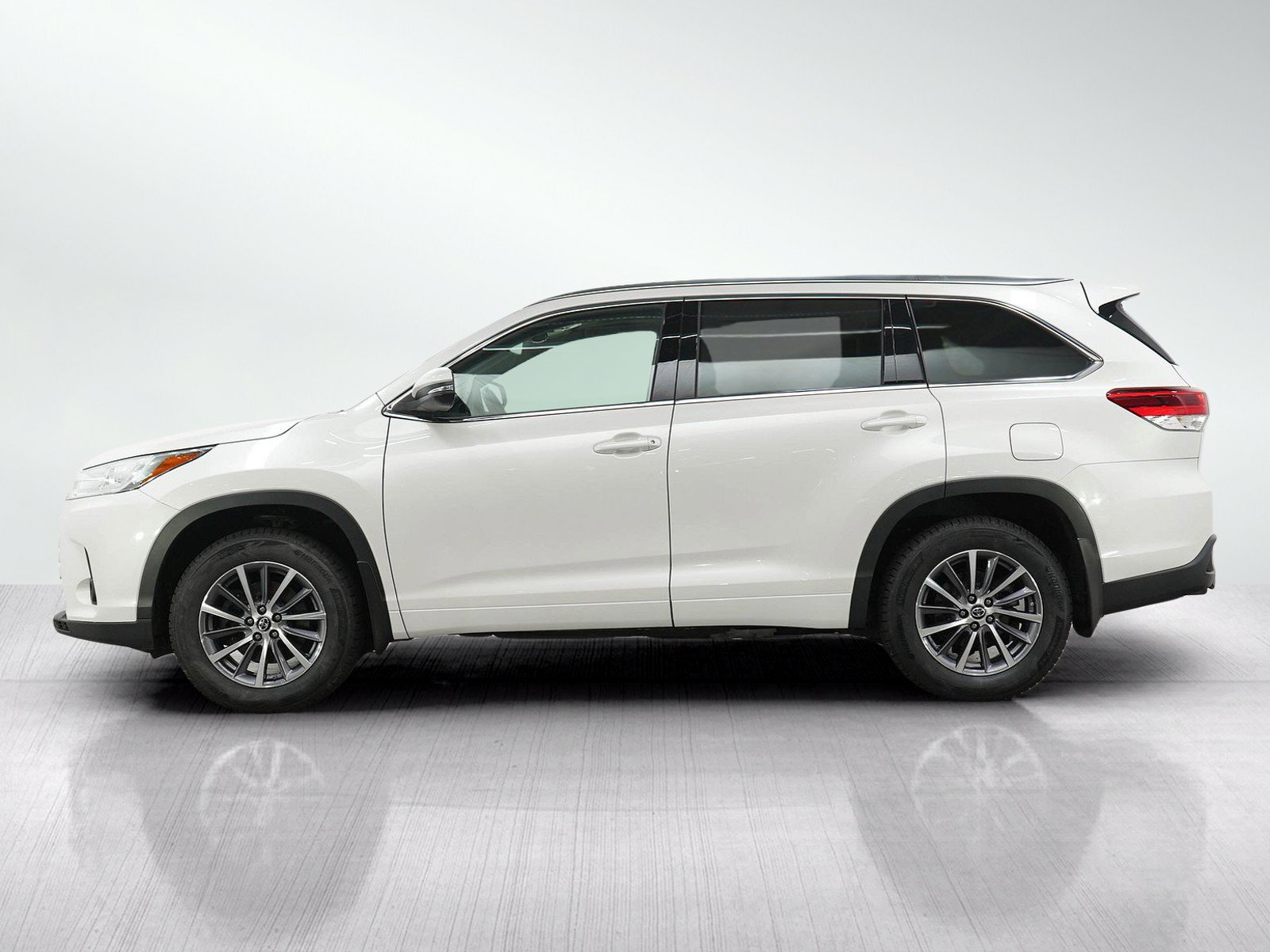 Used 2018 Toyota Highlander XLE AWD/4WD image 2