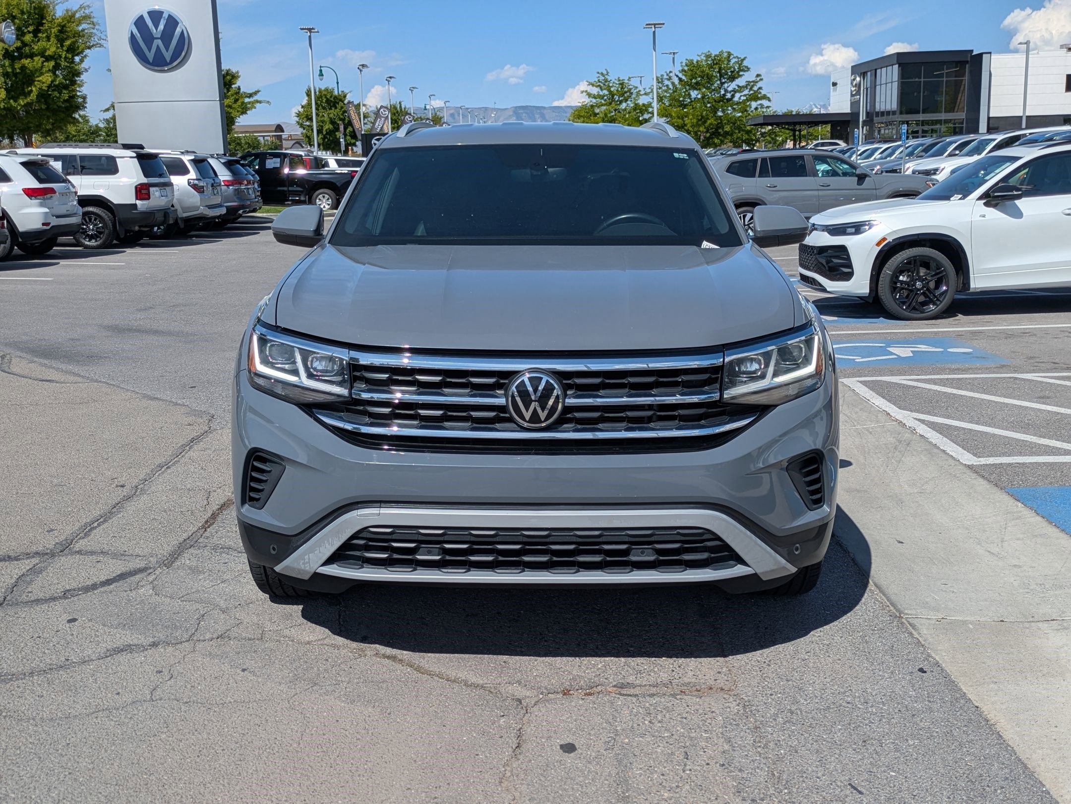 Used 2020 Volkswagen Atlas Cross Sport SE w/ Towing Package AWD/4WD image 11