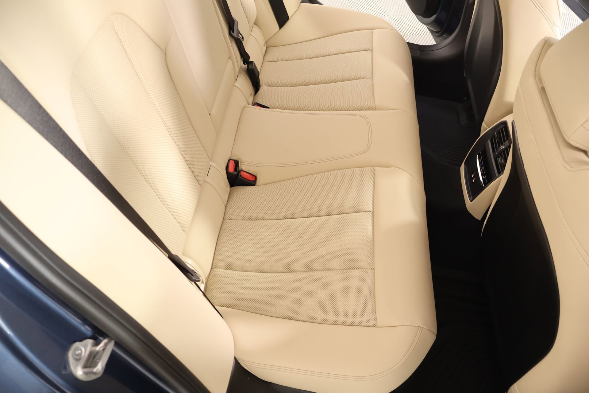 New 2026 BMW 330i xDrive Sedan w/ Premium Package AWD/4WD image 15