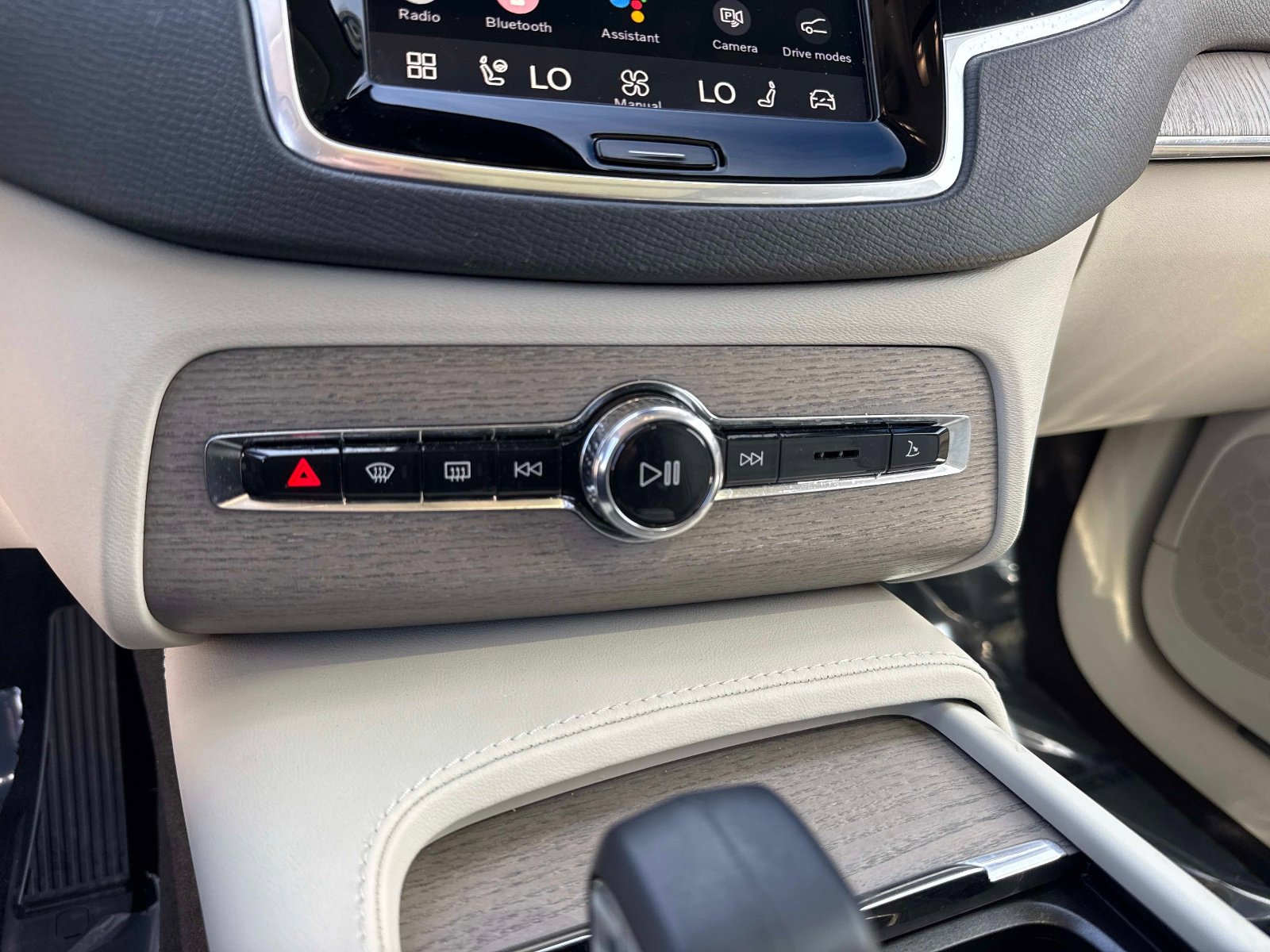 Certified 2025 Volvo XC90 T8 Plus w/ Protection Package Premier image 29