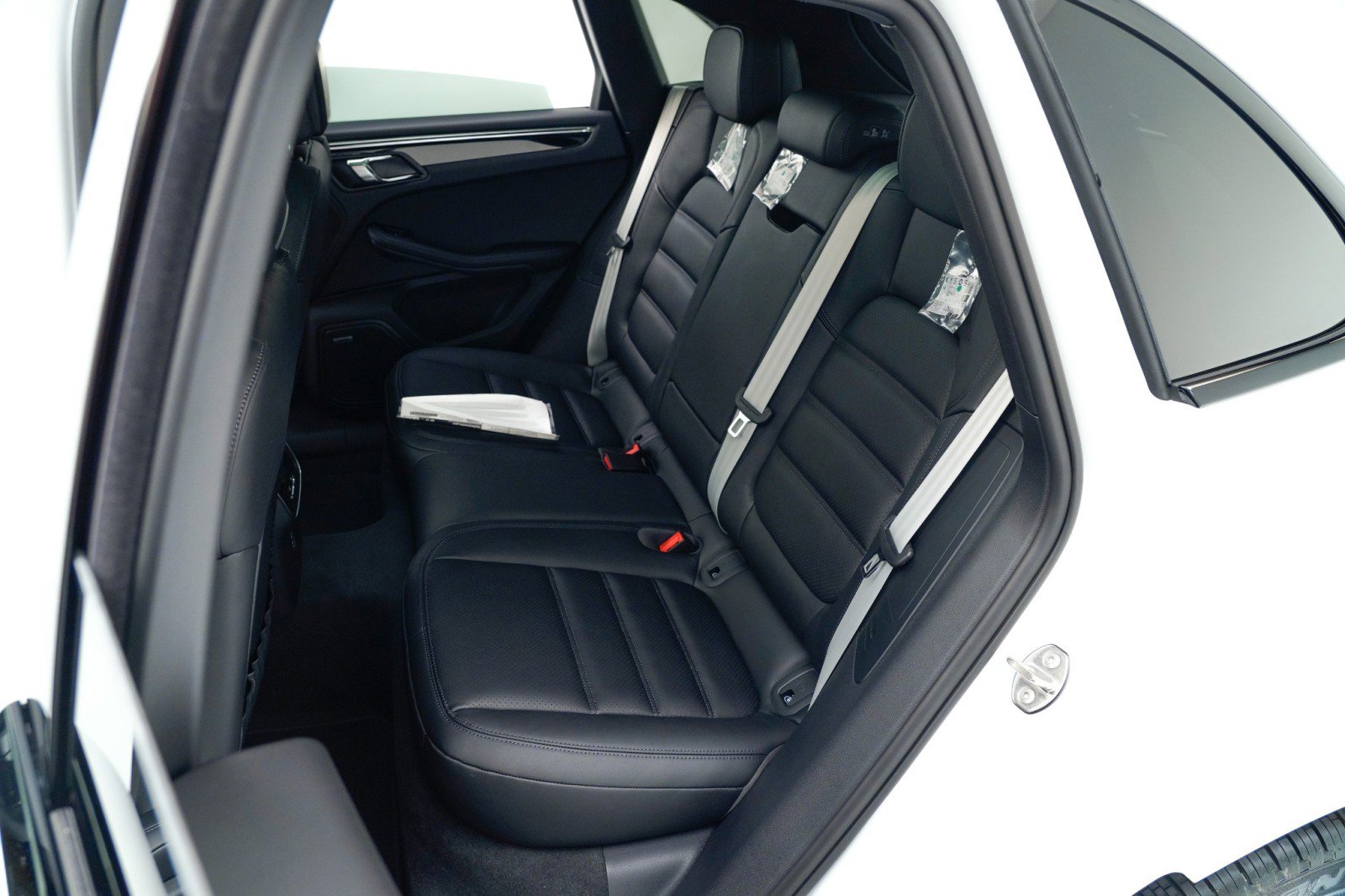 Certified 2026 Porsche Macan Turbo image 33