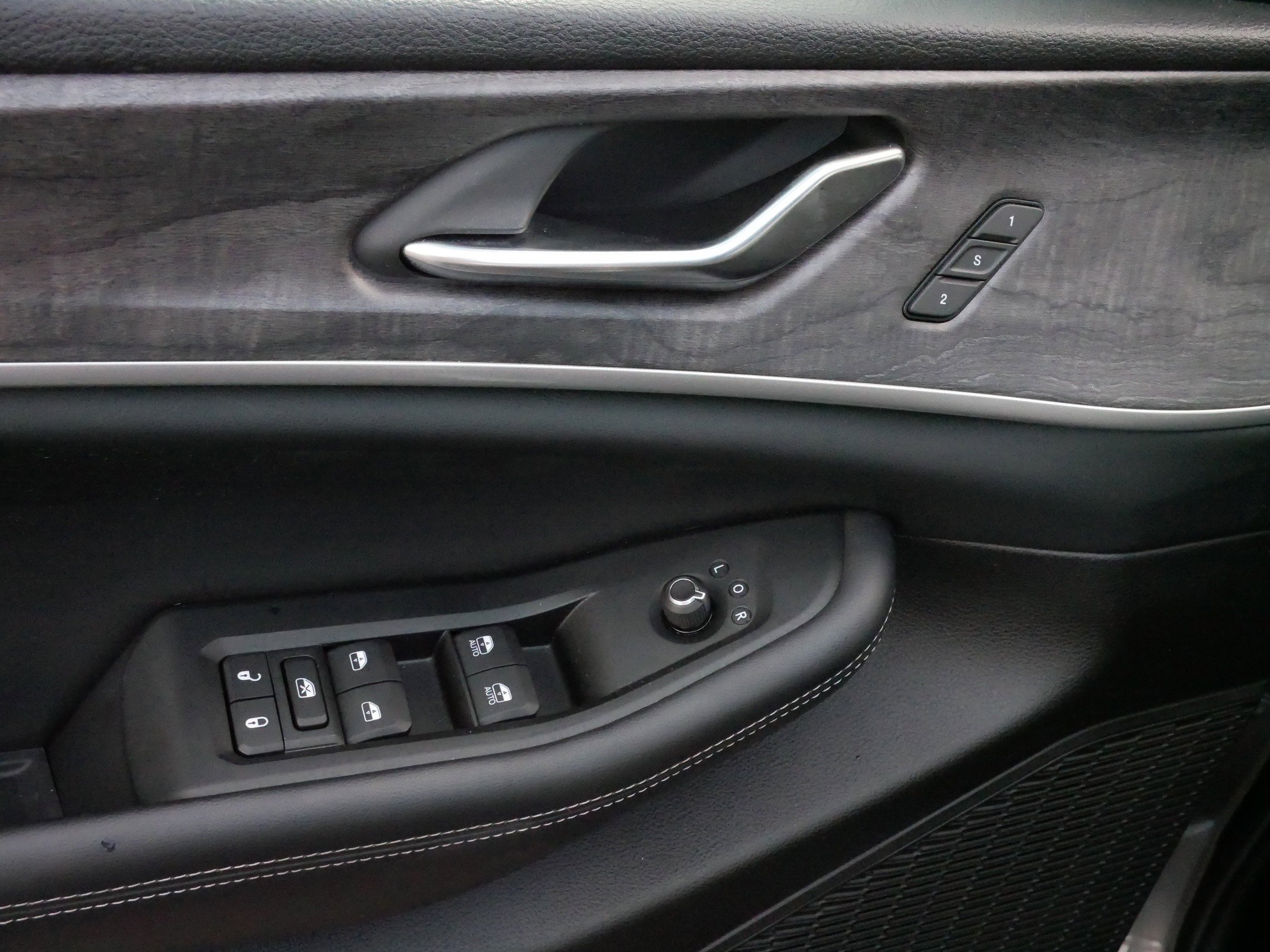 Used 2024 Jeep Grand Cherokee L Limited w/ Luxury Tech Group II image 19