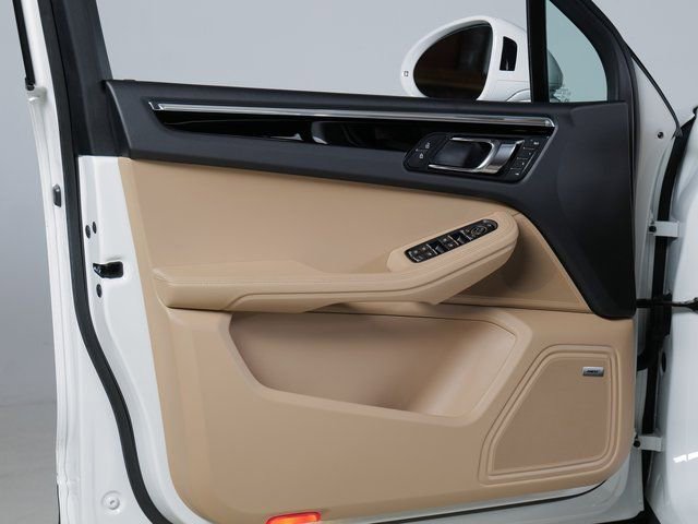 Certified 2025 Porsche Macan image 27