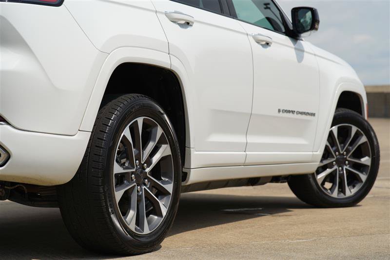 Used 2023 Jeep Grand Cherokee Overland AWD/4WD image 26