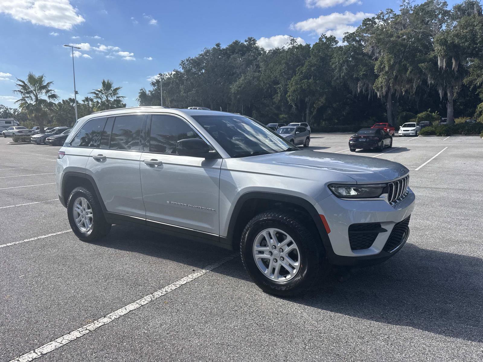 Used 2023 Jeep Grand Cherokee Laredo image 2