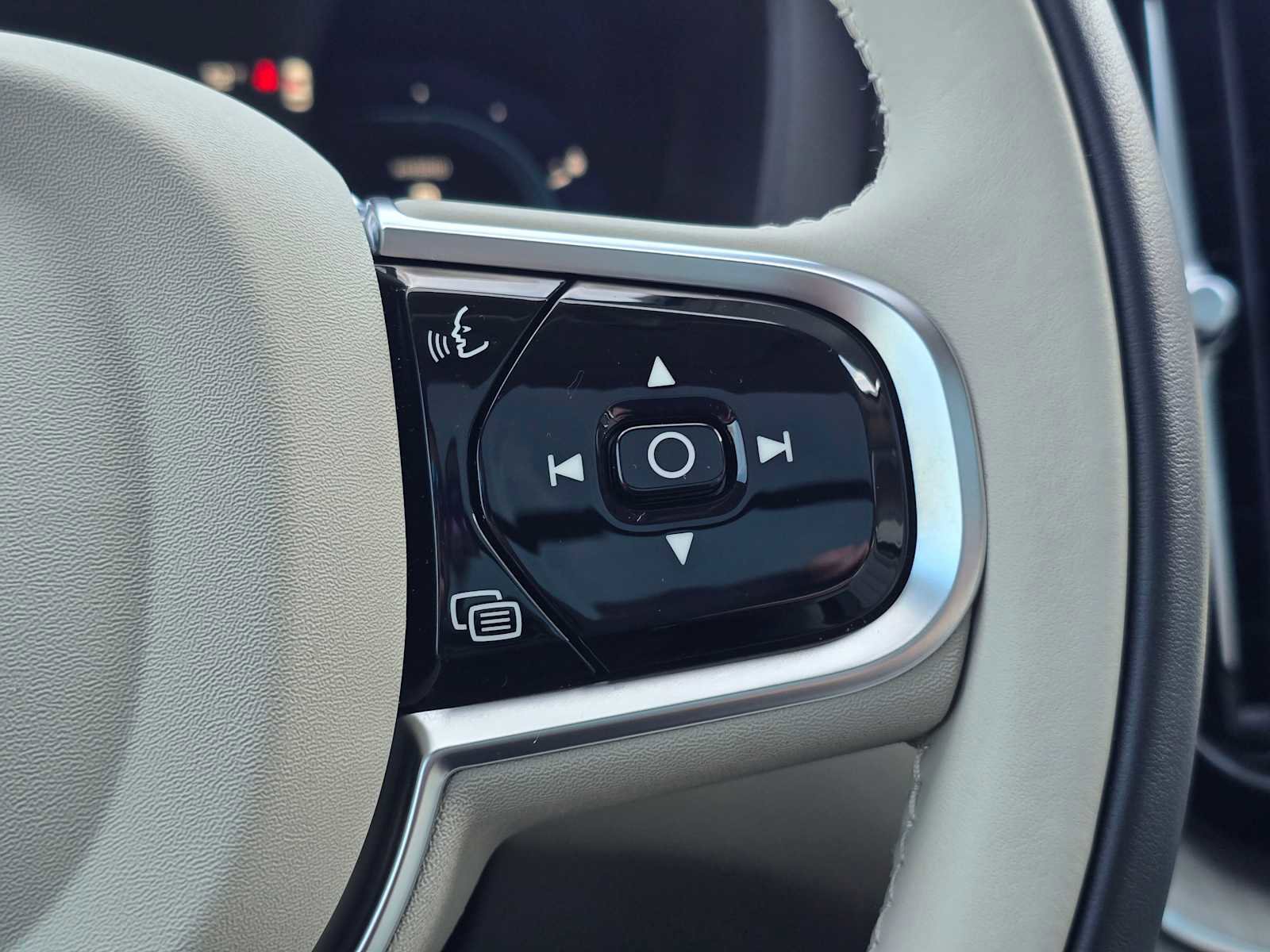 Certified 2024 Volvo XC60 T8 Plus w/ Protection Package Premier image 30