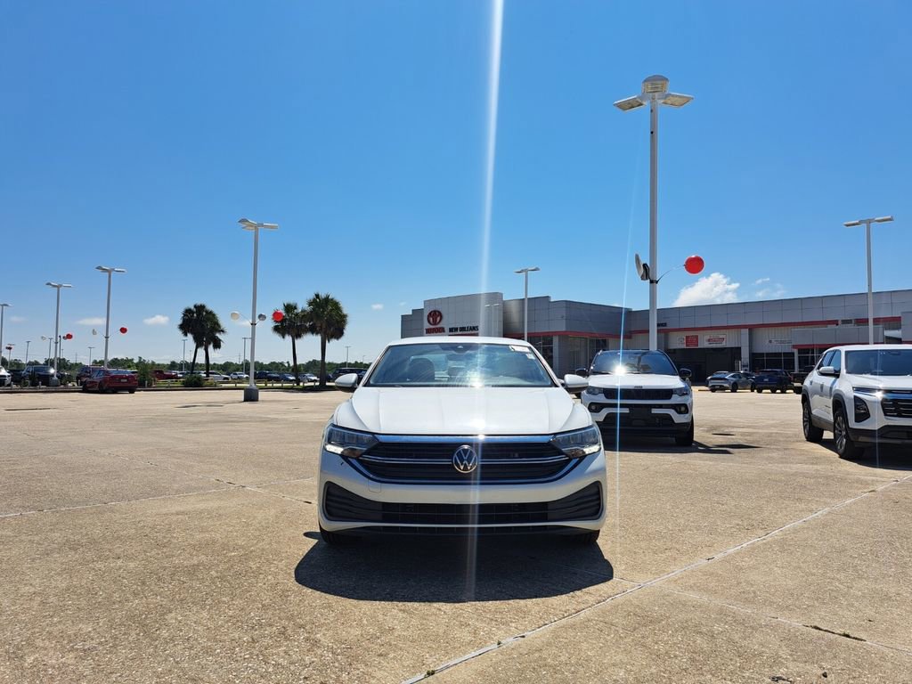 Used 2023 Volkswagen Jetta SE FWD image 2