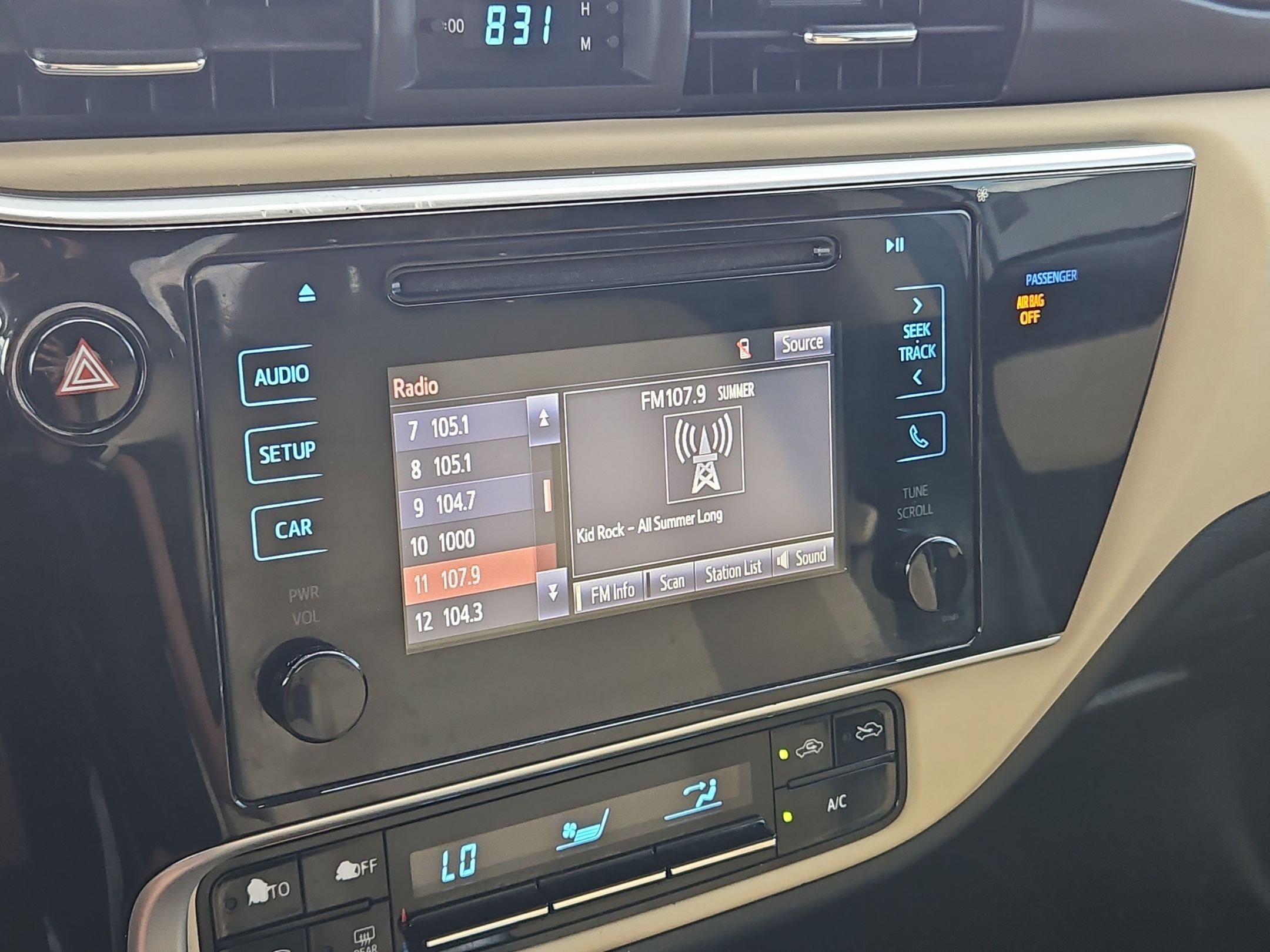 Used 2018 Toyota Corolla LE w/ Carpet Mat Package (TMS) FWD image 17