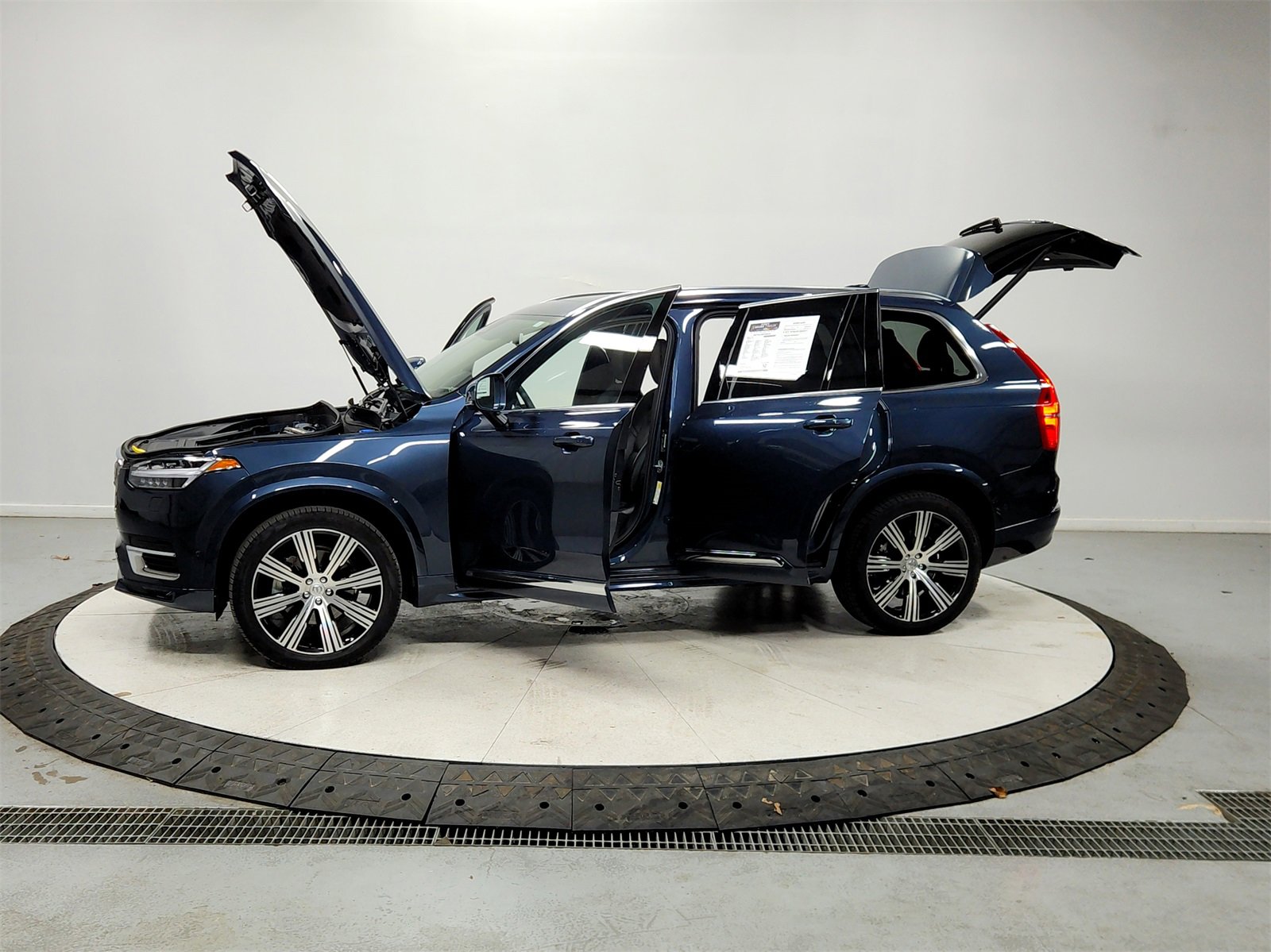Used 2024 Volvo XC90 B6 Ultimate w/ Protection Package Premier image 12