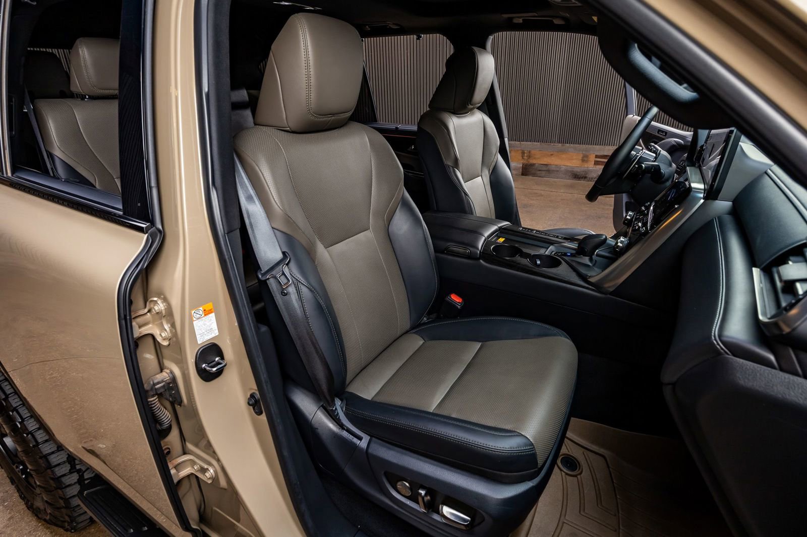 Used 2025 Lexus LX 700h Overtrail image 30