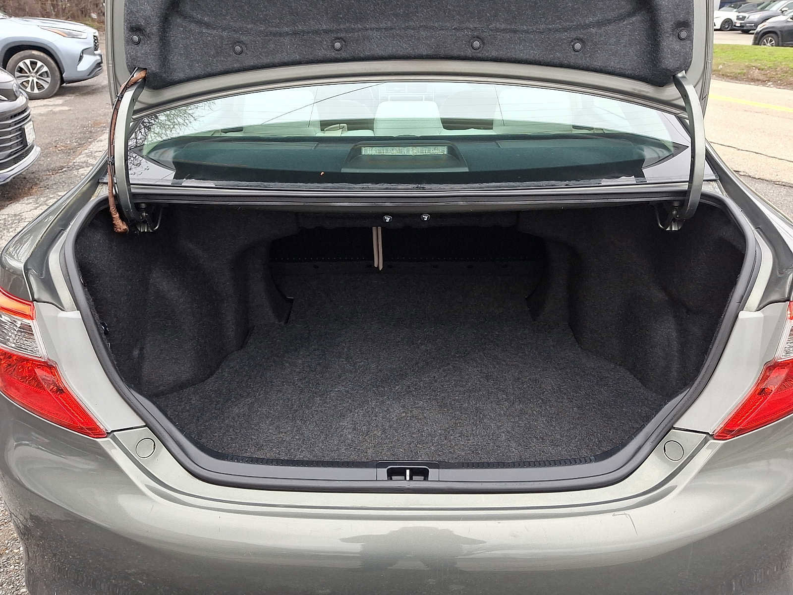 Used 2012 Toyota Camry L image 28