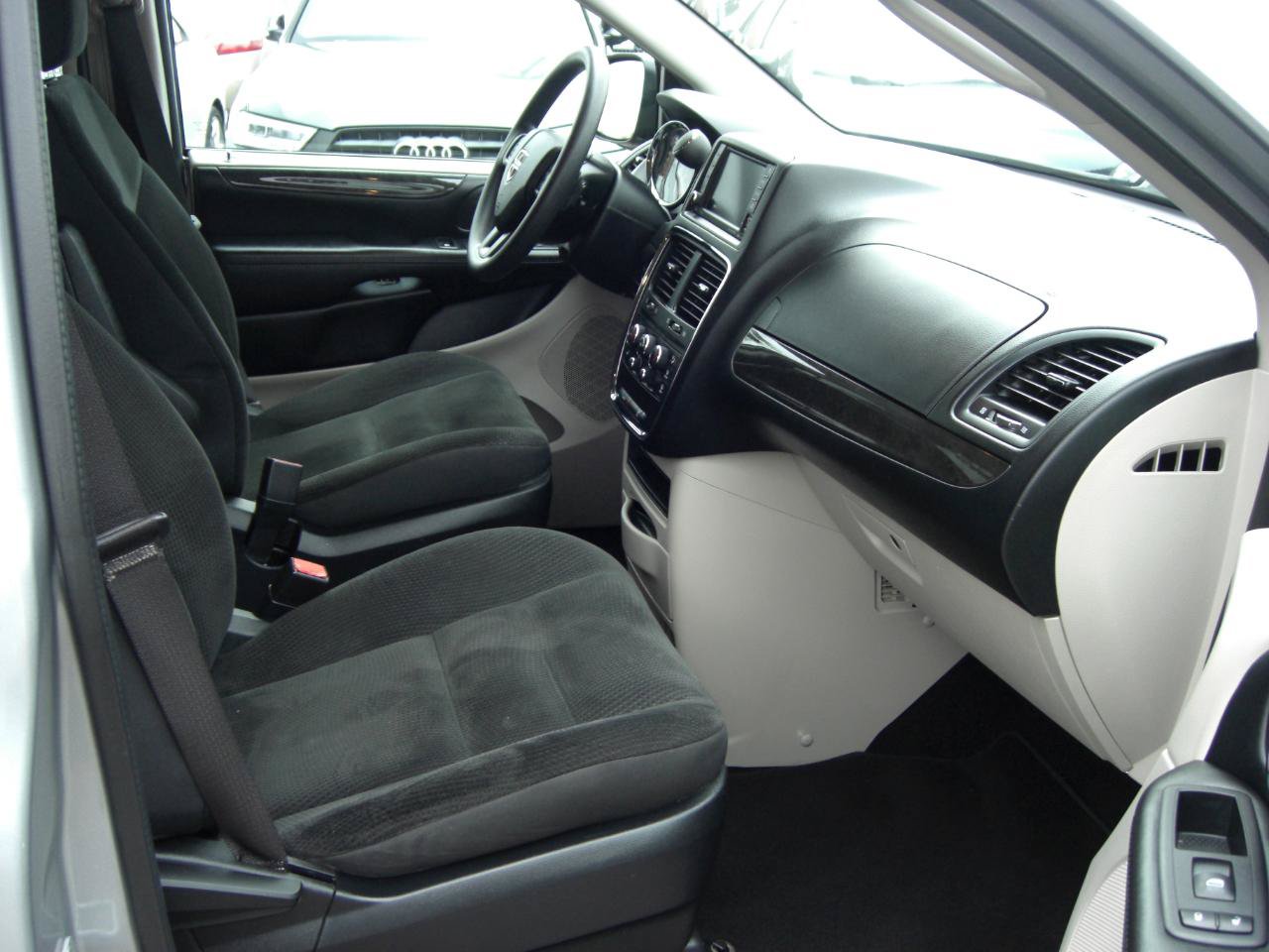 Used 2019 Dodge Grand Caravan SE FWD image 14