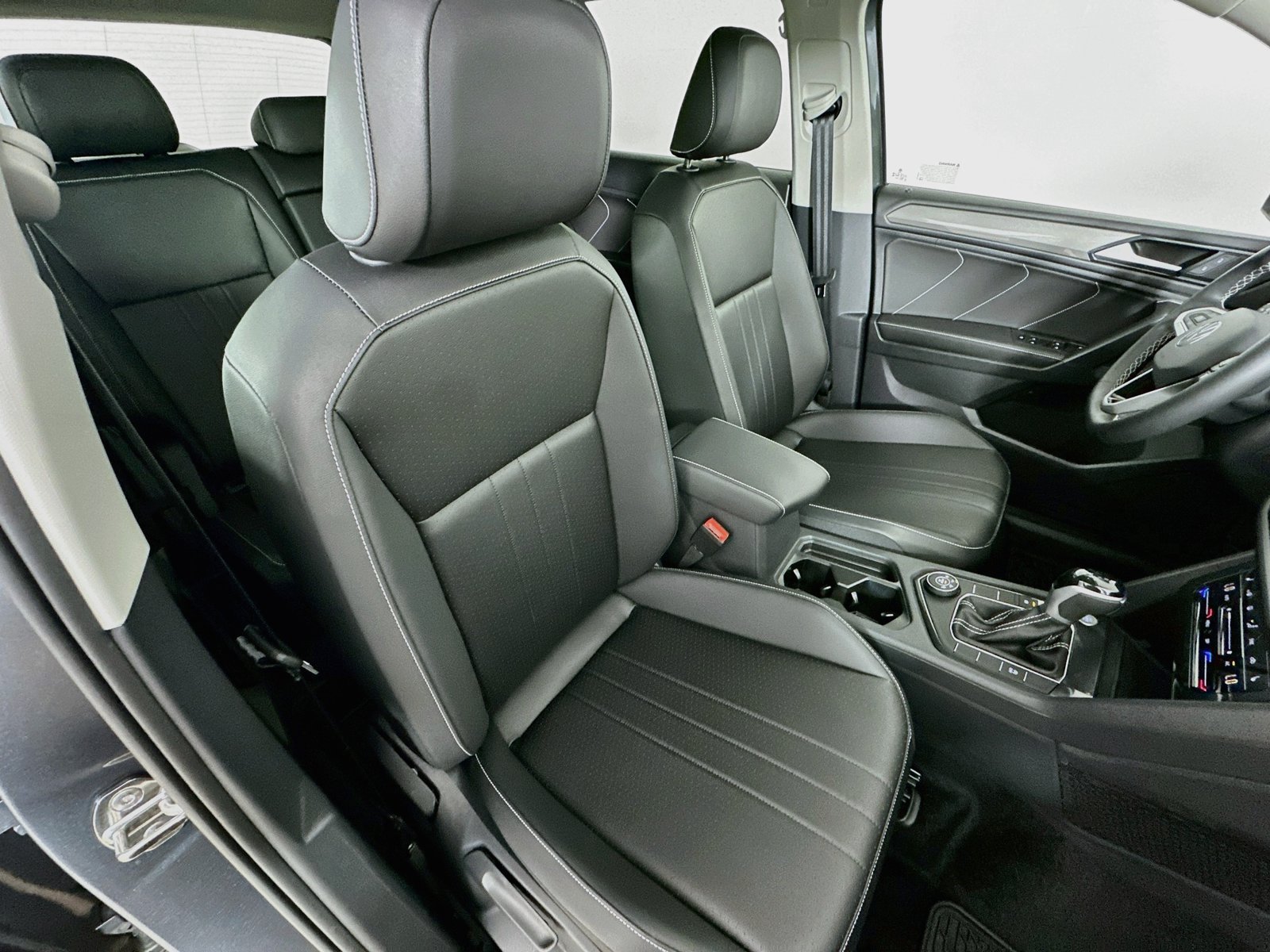 Certified 2024 Volkswagen Tiguan SE w/ Panoramic Sunroof Package AWD/4WD image 43