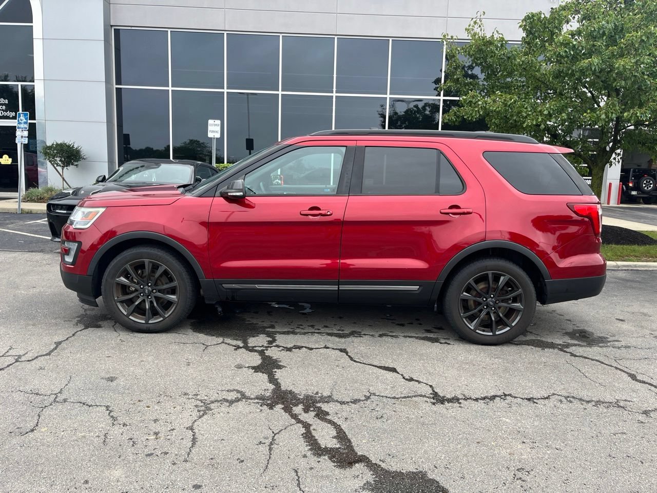Used 2017 Ford Explorer XLT w/ Equipment Group 202A AWD/4WD image 6