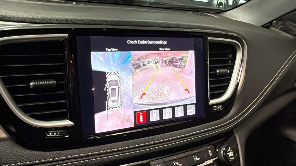 Used 2023 Chrysler Pacifica Limited w/ Uconnect Theater Family Group FWD image 30