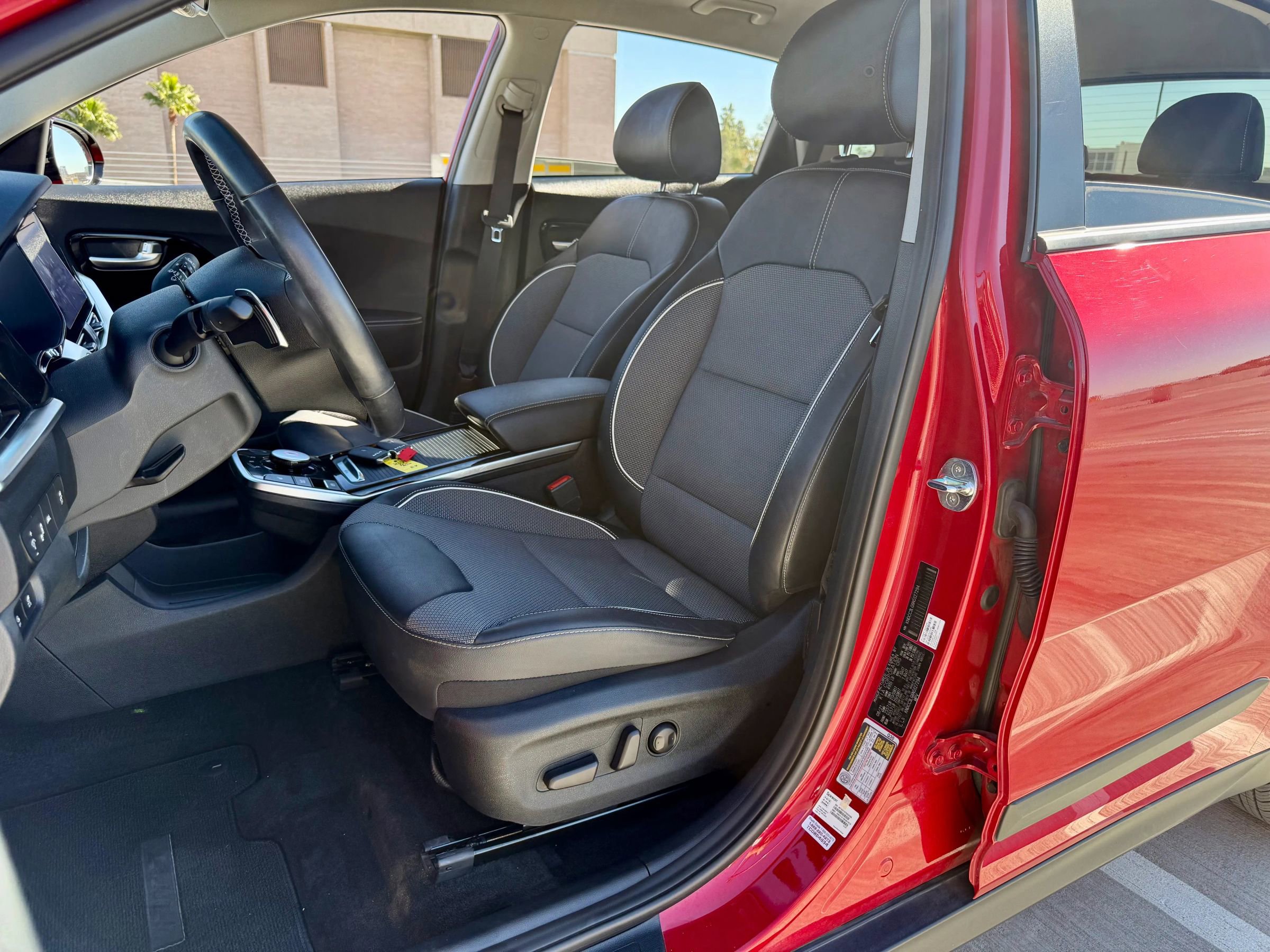 Used 2022 Kia Niro EX image 25