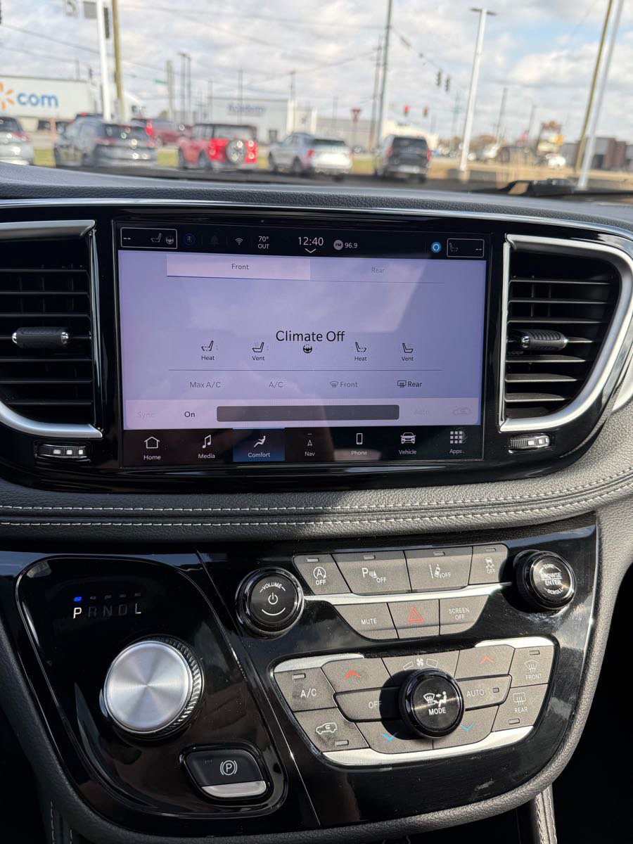 Used 2025 Chrysler Pacifica Limited image 21