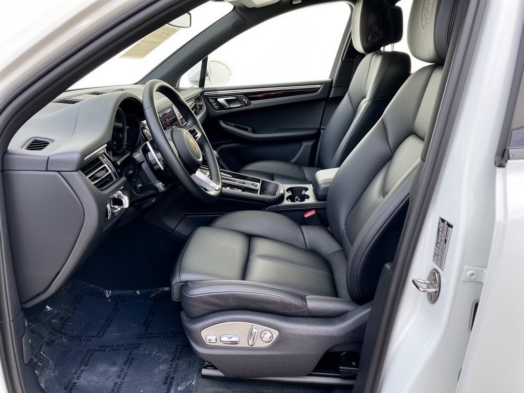 Used 2023 Porsche Macan AWD/4WD image 5