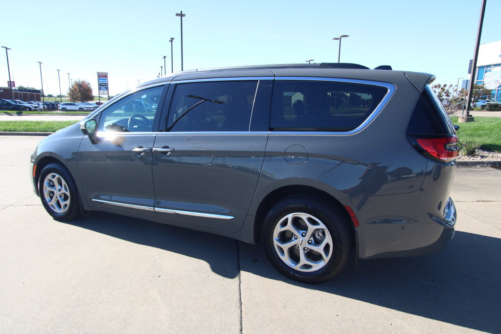 Used 2023 Chrysler Pacifica Limited w/ Uconnect Theater Family Group AWD/4WD image 19