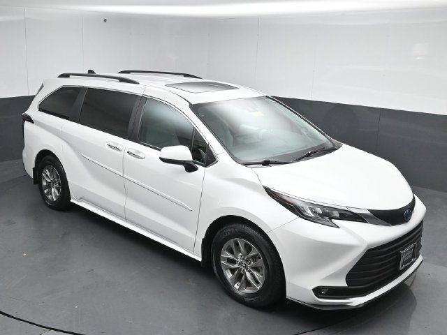 Used 2025 Toyota Sienna XLE w/ XLE Plus Package AWD/4WD image 44