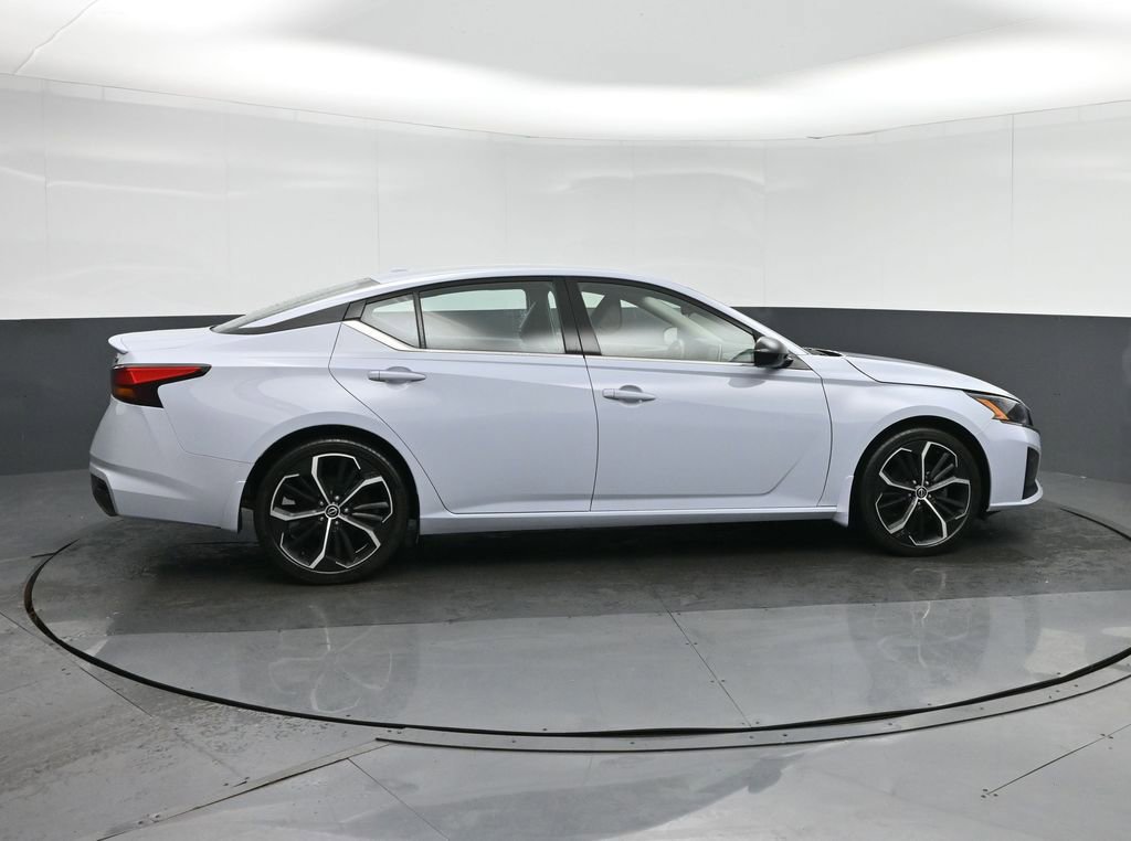 Used 2023 Nissan Altima 2.5 SR FWD image 8