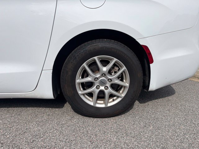 Used 2023 Chrysler Pacifica Touring-L FWD image 32