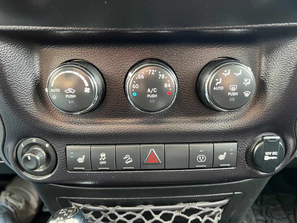Used 2016 Jeep Wrangler Unlimited Rubicon w/ Connectivity Group image 24