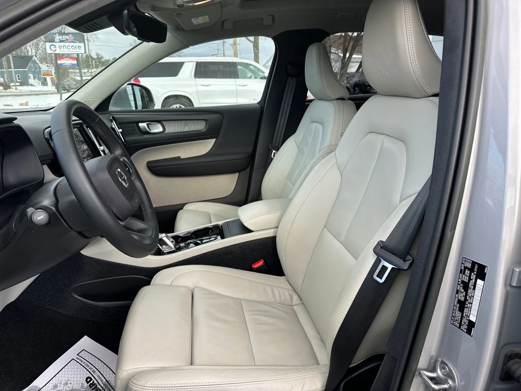 Used 2023 Volvo XC40 B5 Plus w/ Driver Assist Package image 9