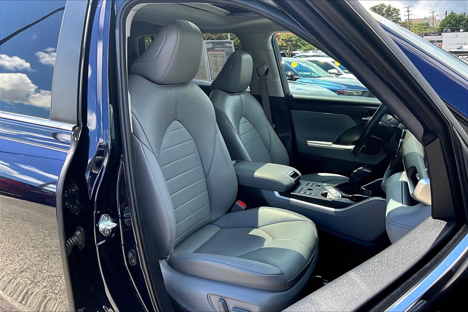 Used 2023 Toyota Highlander XLE AWD/4WD image 7
