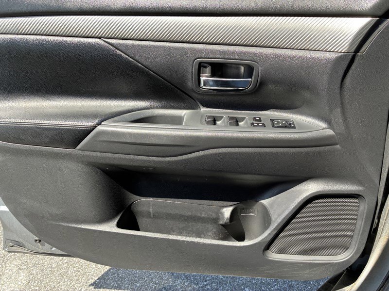 Used 2015 Mitsubishi Outlander SE FWD image 14