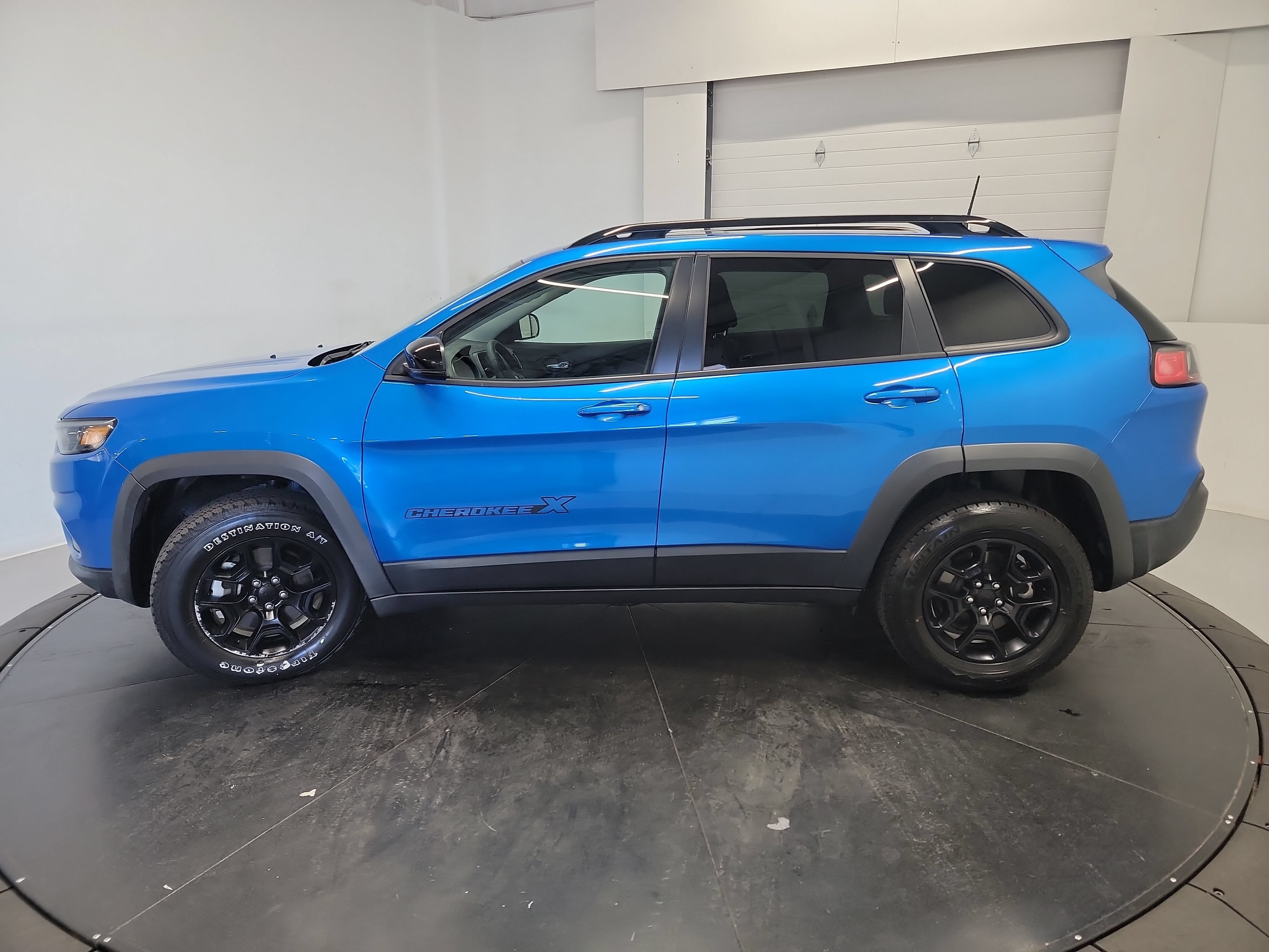 Used 2022 Jeep Cherokee Latitude w/ Sun & Sound Group AWD/4WD image 4