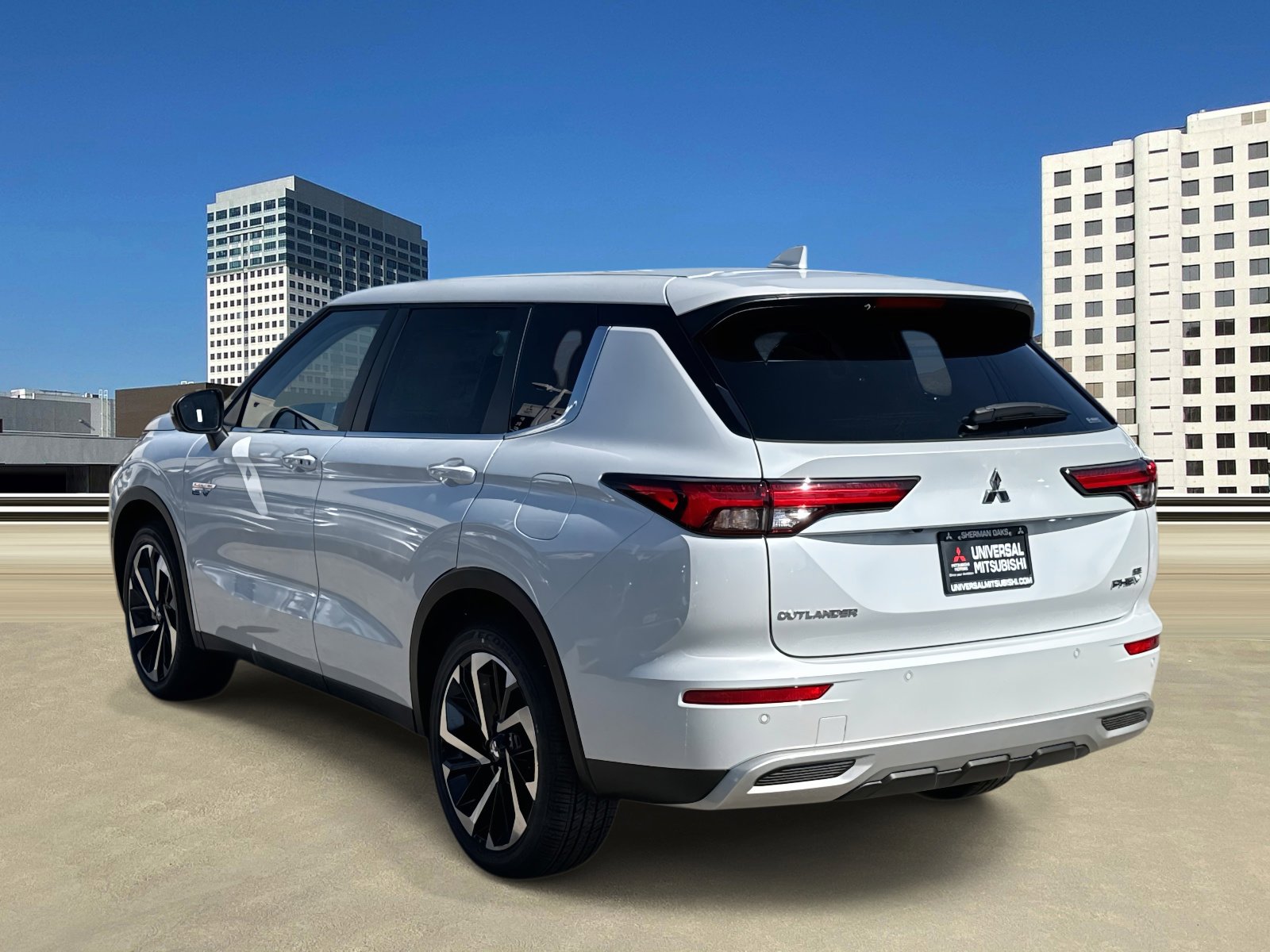 New 2025 Mitsubishi Outlander 4WD Plug-In Hybrid image 3