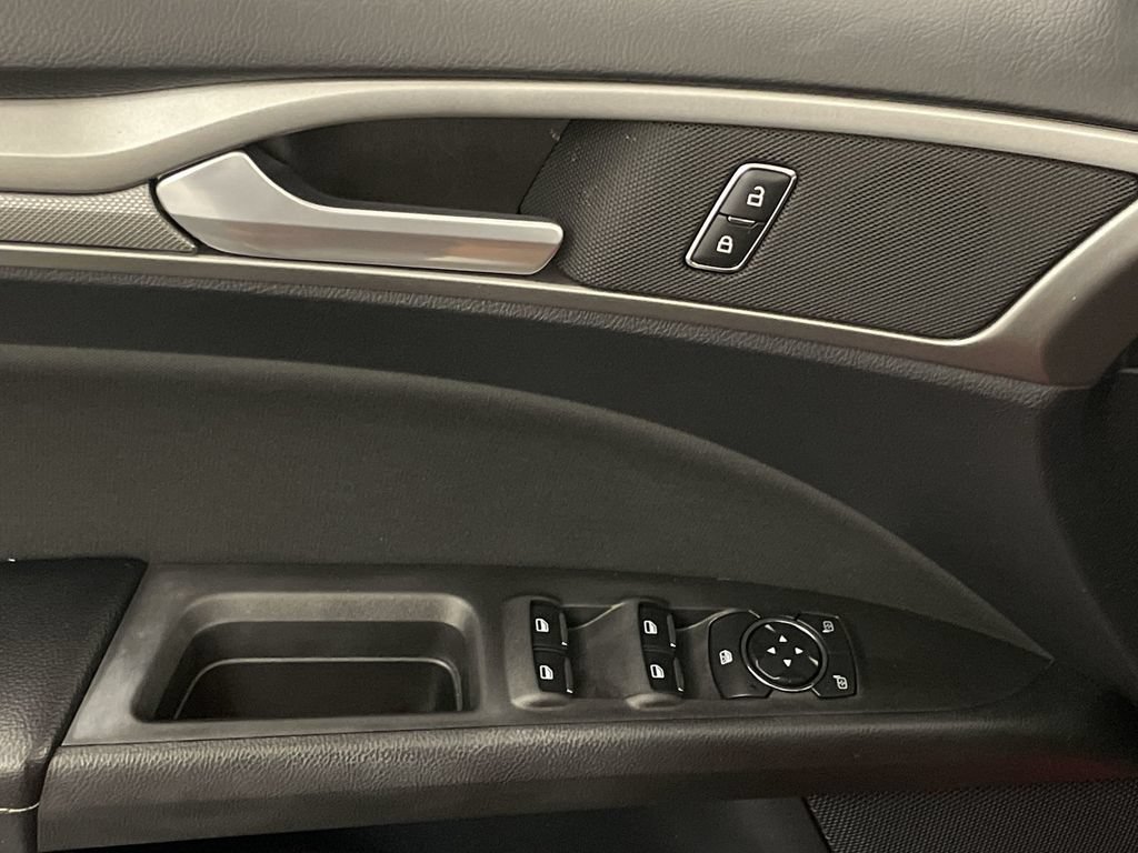 Used 2020 Ford Fusion SE FWD image 16