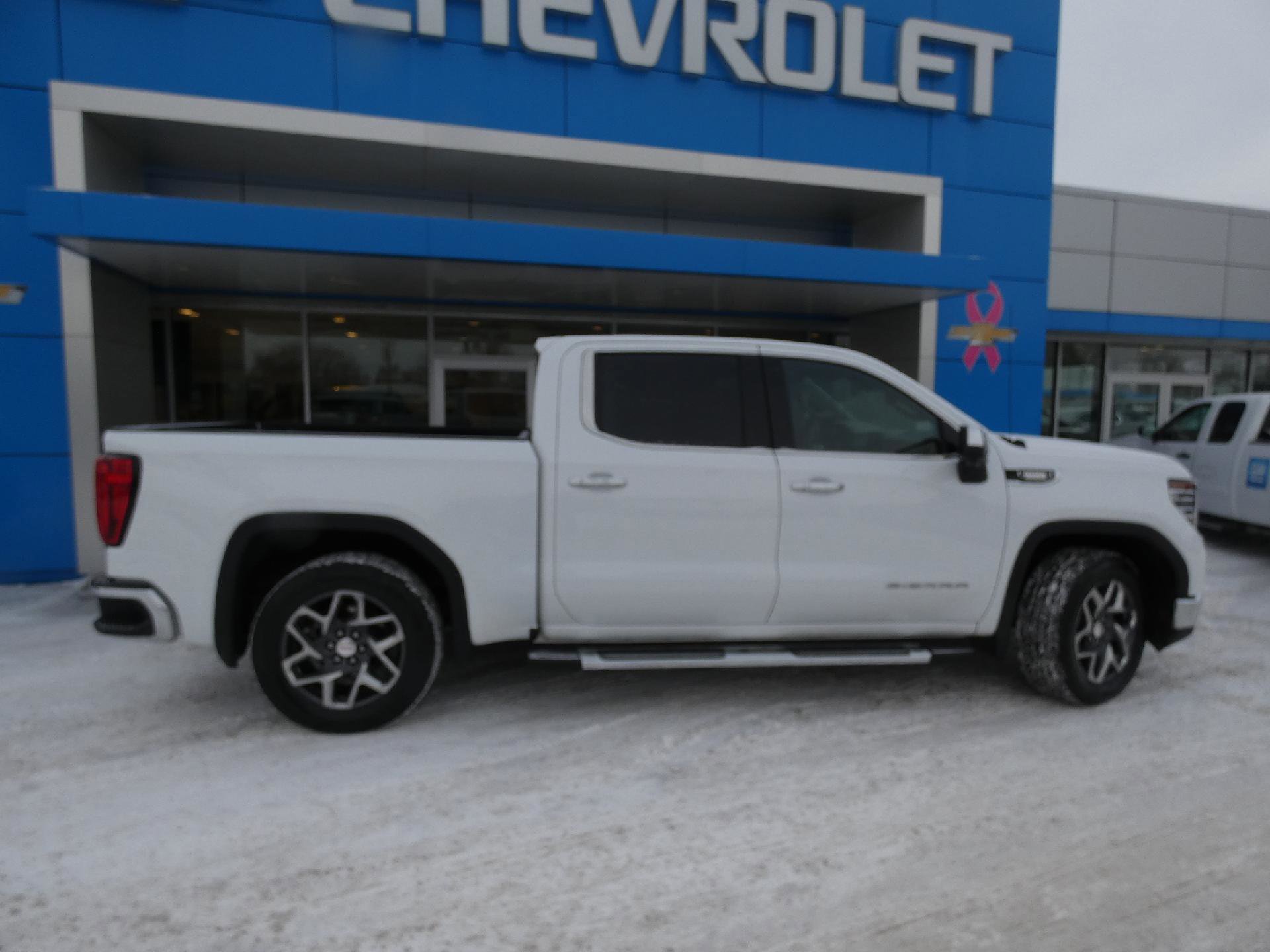 Used 2022 GMC Sierra 1500 SLT image 2