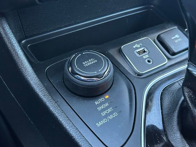 Used 2021 Jeep Cherokee Latitude Plus image 48