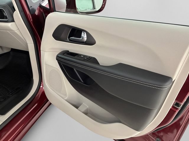 Used 2022 Chrysler Pacifica Touring-L AWD/4WD image 15