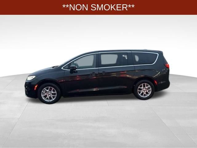 Used 2023 Chrysler Pacifica Touring-L image 4