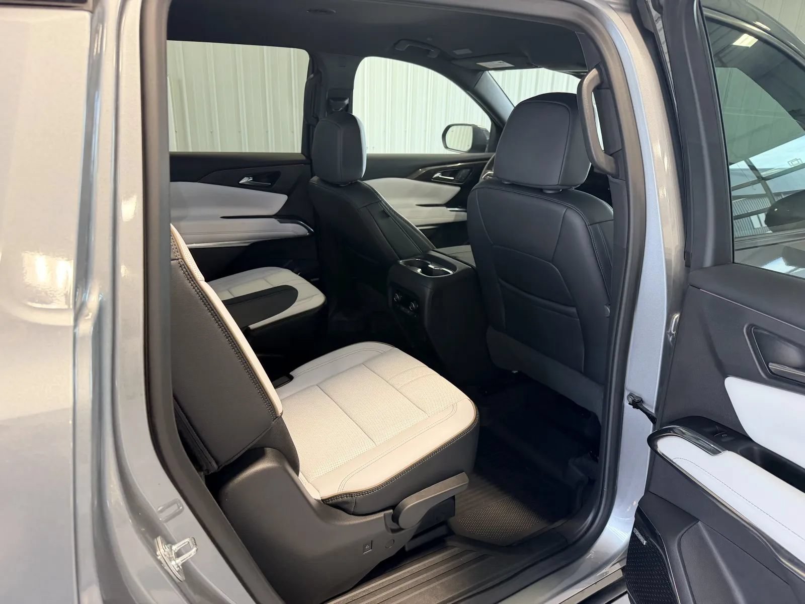 Used 2025 Chevrolet Traverse High Country w/ LPO, Cargo Package AWD/4WD image 23