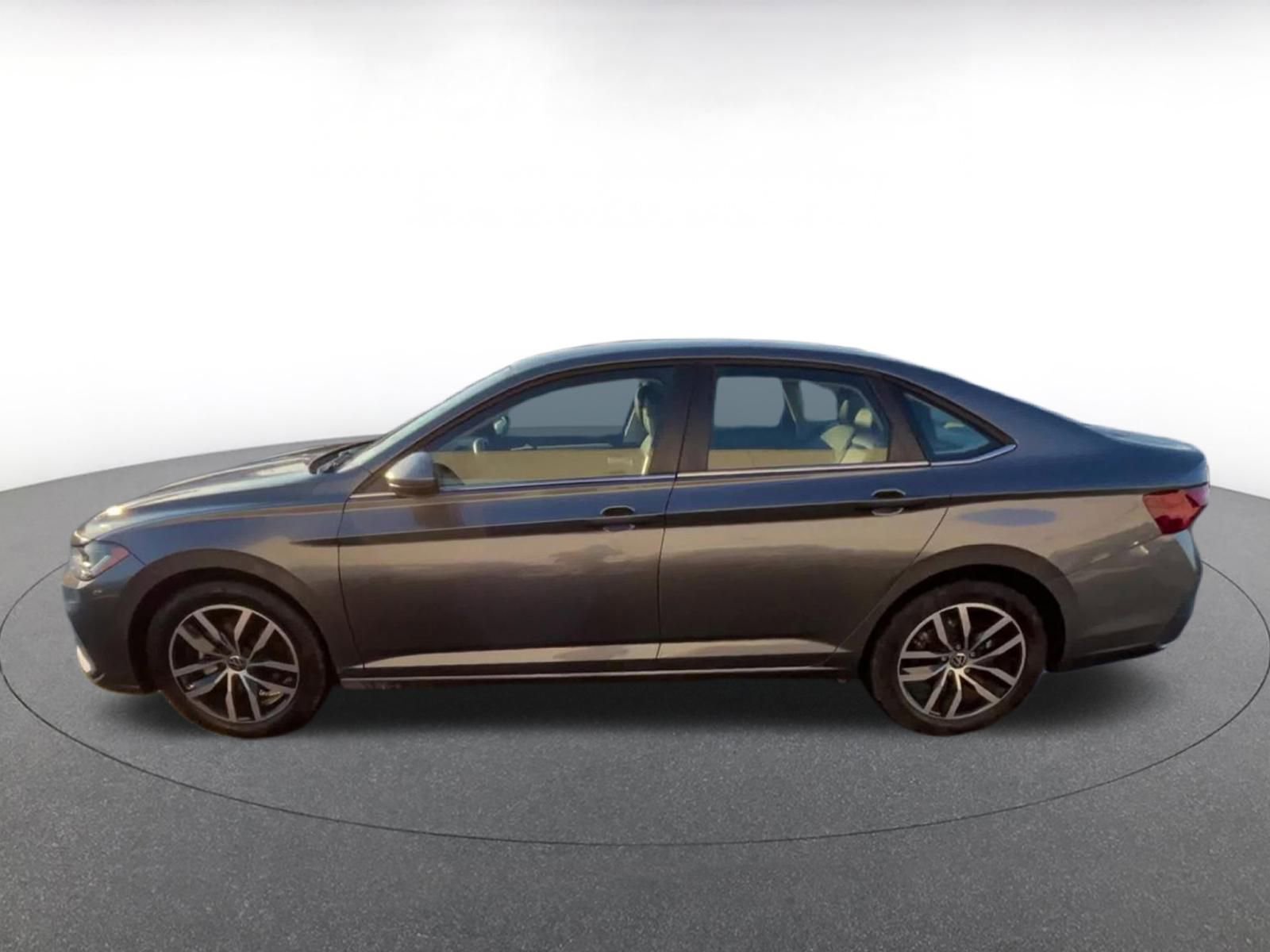 Used 2025 Volkswagen Jetta SE image 9