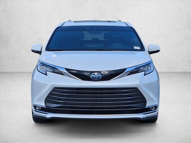 Used 2025 Toyota Sienna Limited image 2