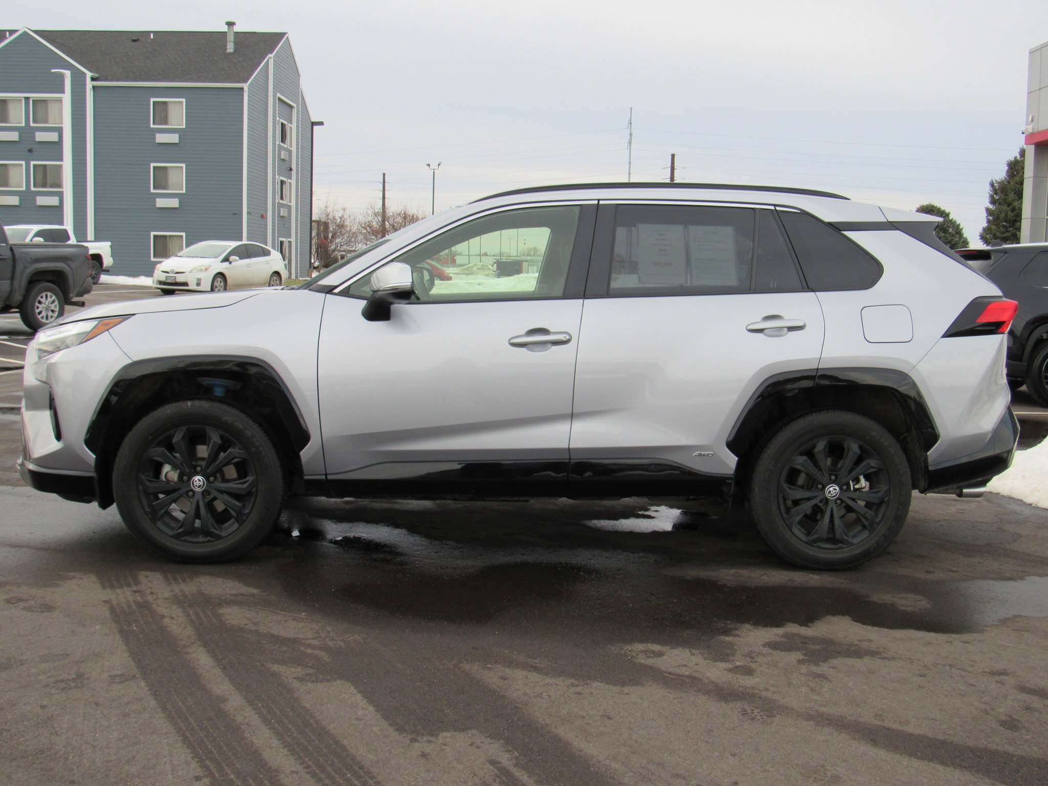 Used 2024 Toyota RAV4 SE image 9