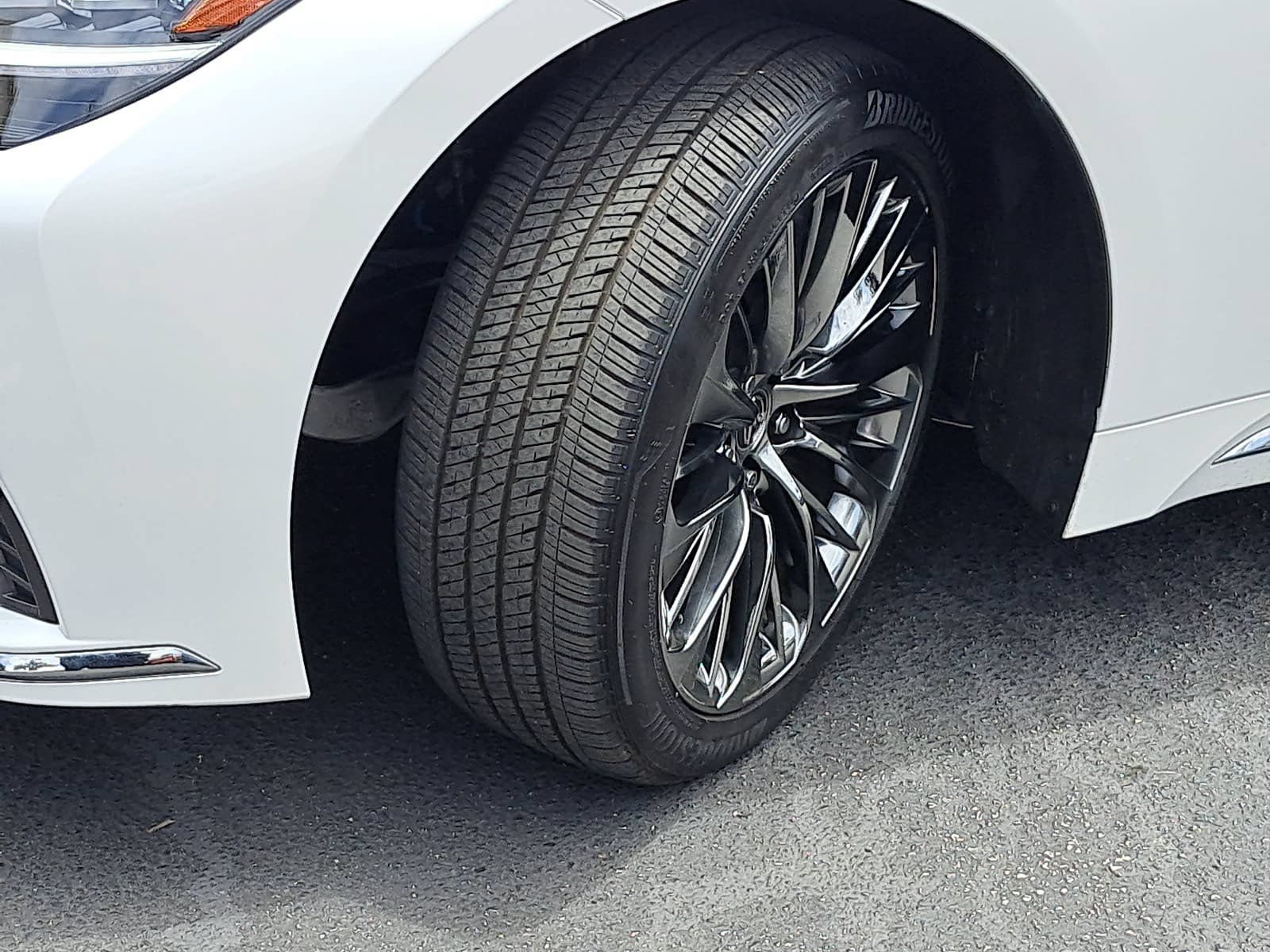 Used 2023 Lexus LS 500 w/ Accessory Package (Z1) RWD image 34