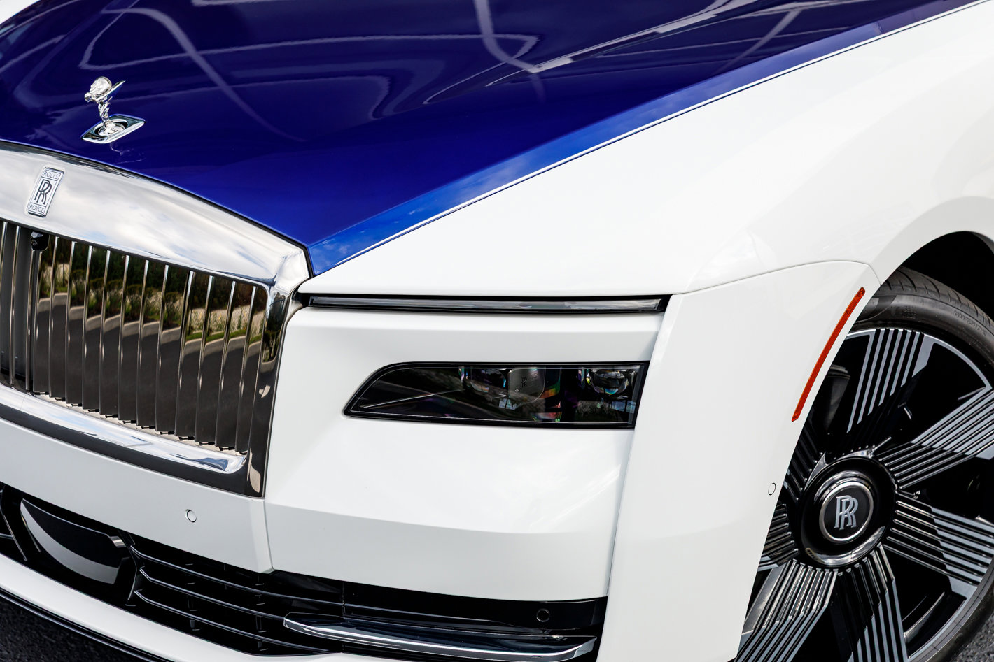 Used 2024 Rolls-Royce Spectre w/ Spectre Launch Package AWD/4WD image 2