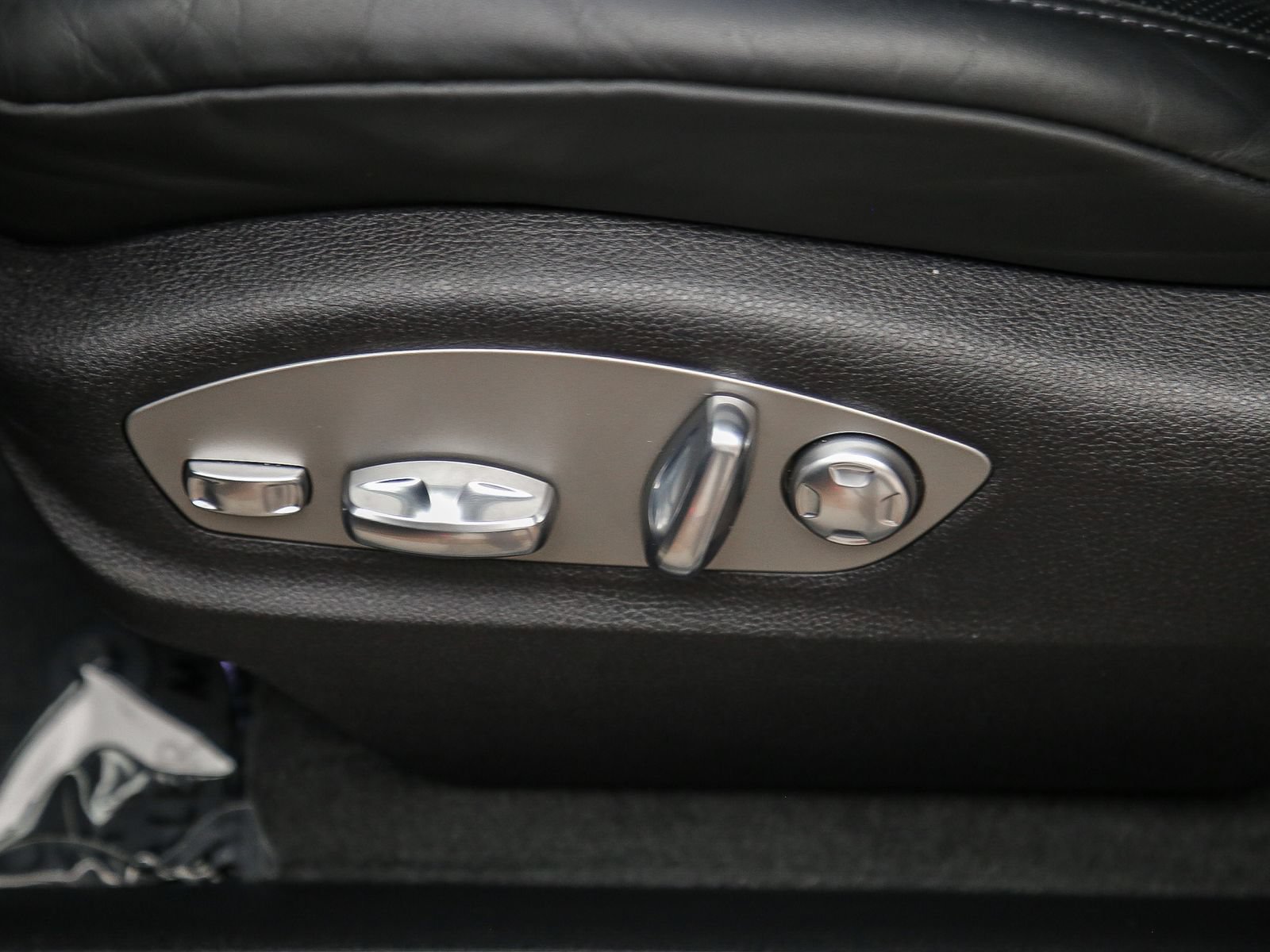 Certified 2026 Porsche Macan AWD/4WD image 25