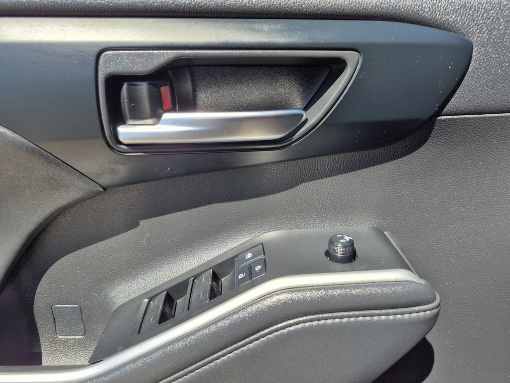 Used 2022 Toyota Highlander XLE AWD/4WD image 8