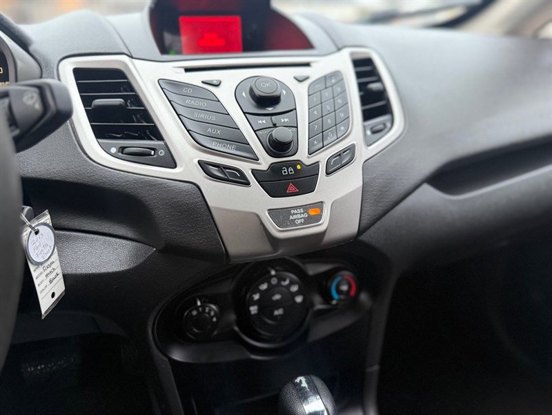 Used 2013 Ford Fiesta SE image 12