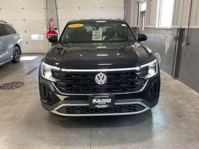 Used 2025 Volkswagen Atlas Cross Sport SE image 2