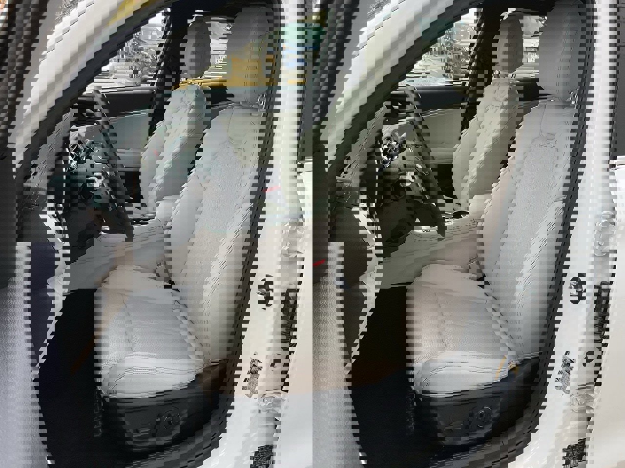 Used 2025 Genesis G70 2.5T image 14